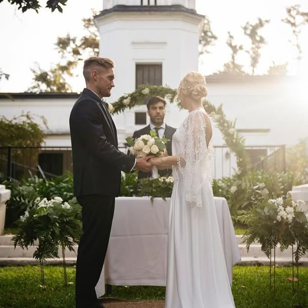 Pareja casándose