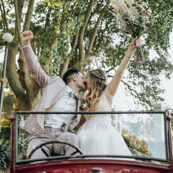 Pareja en el auto antiguo